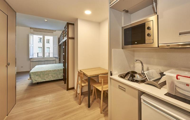 Alberg Abat Oliba Monistrol de Montserrat المظهر الخارجي الصورة A studio apartment in Madrid, Spain