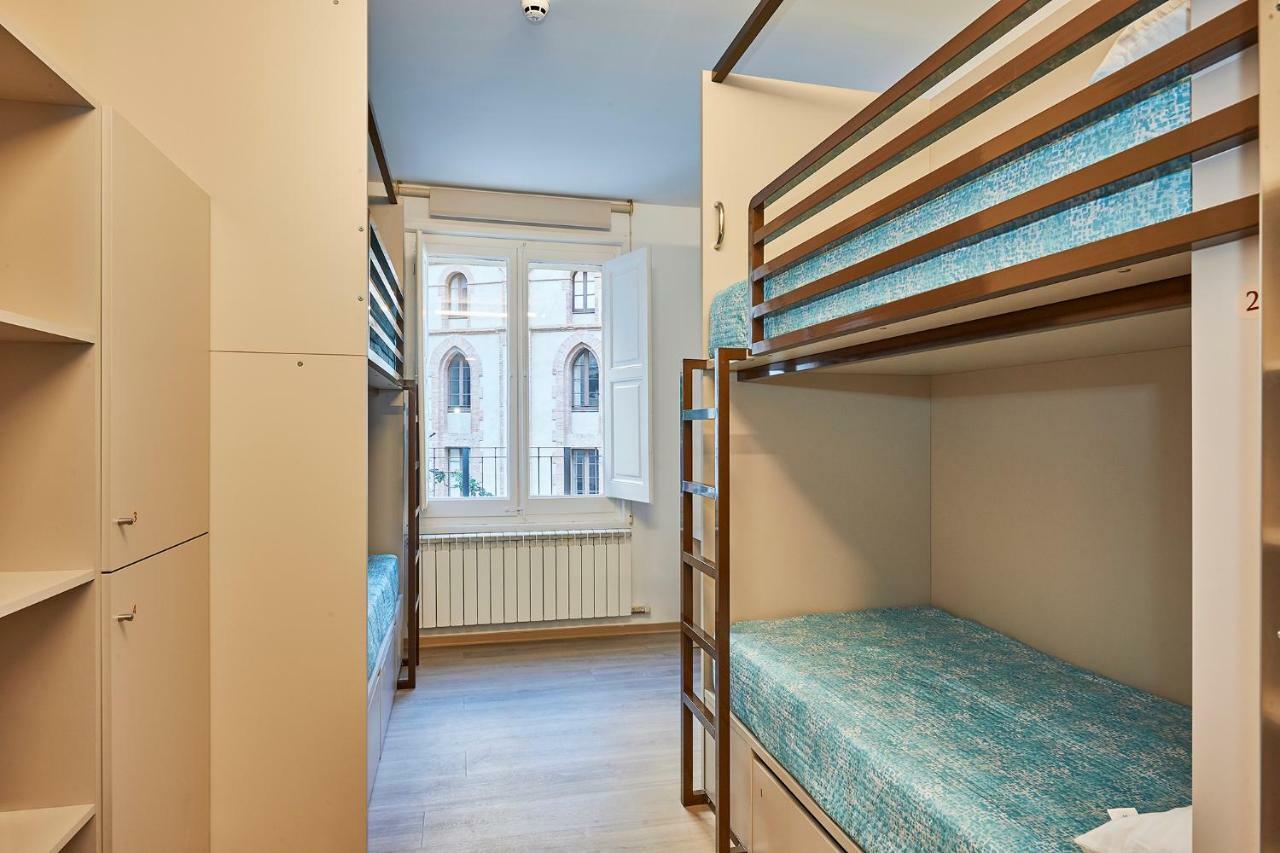 Alberg Abat Oliba Monistrol de Montserrat المظهر الخارجي الصورة Hostel room in Rome, Italy