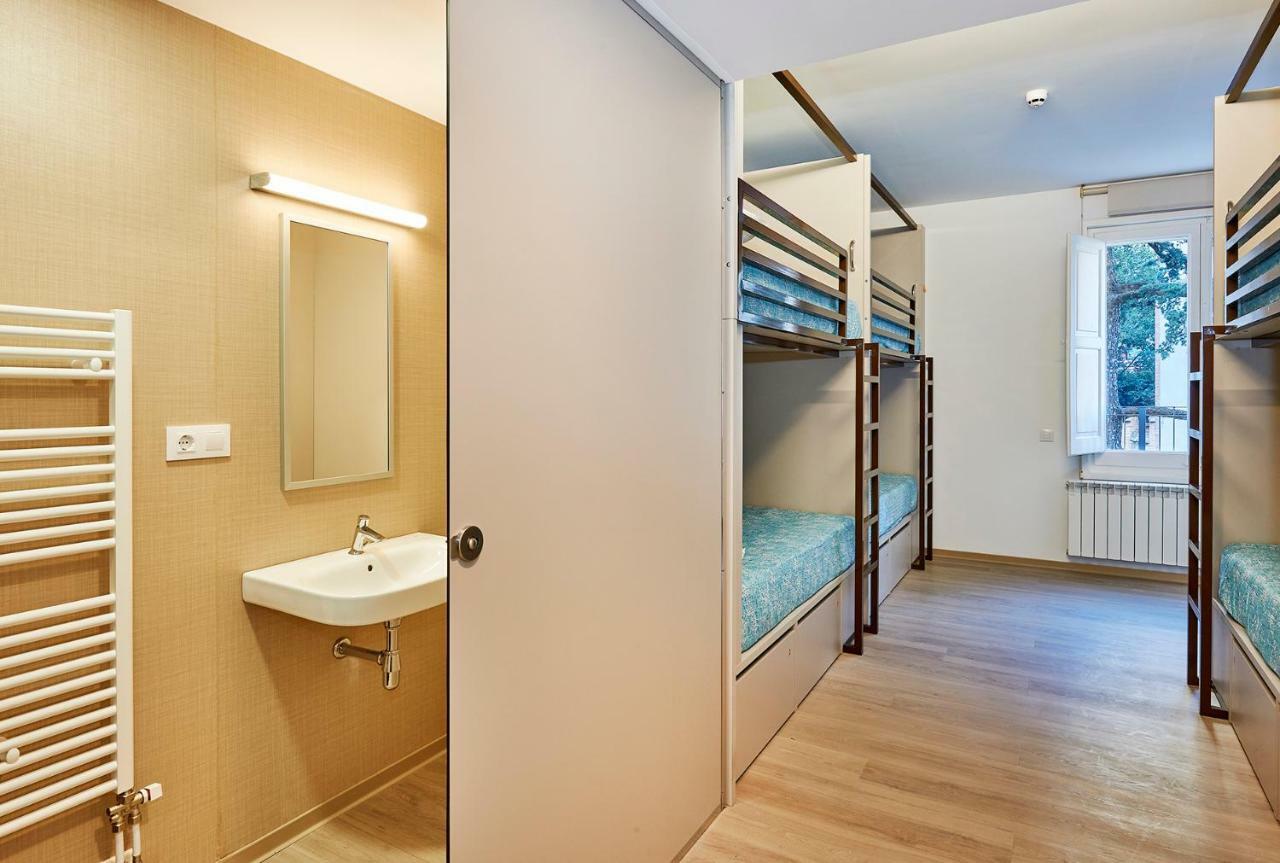 Alberg Abat Oliba Monistrol de Montserrat المظهر الخارجي الصورة Hostel room