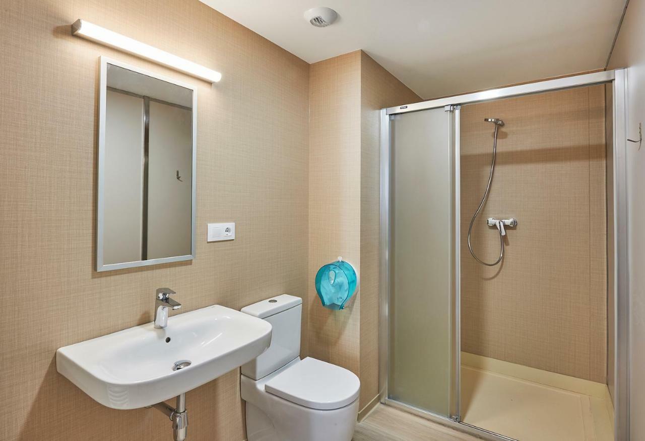 Alberg Abat Oliba Monistrol de Montserrat المظهر الخارجي الصورة A modern bathroom with a shower enclosure