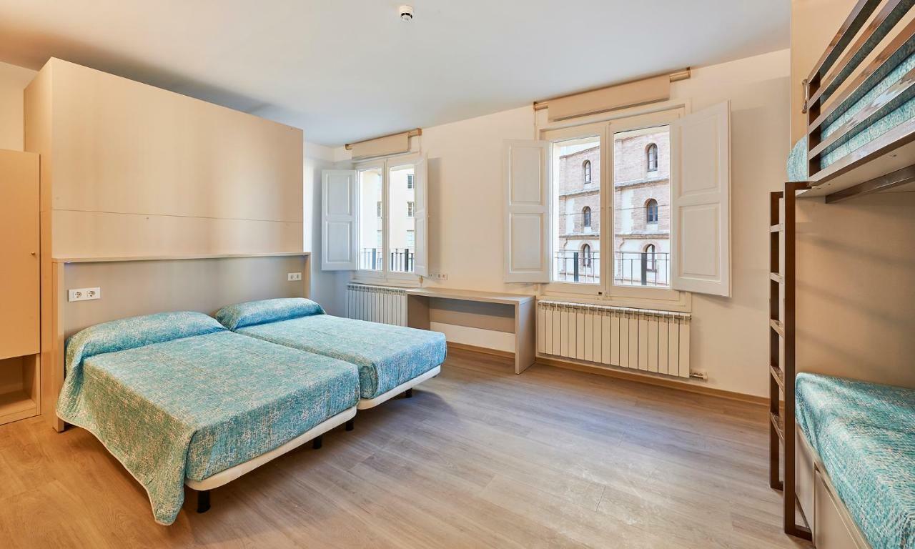 Alberg Abat Oliba Monistrol de Montserrat المظهر الخارجي الصورة Hostel room in Madrid, Spain